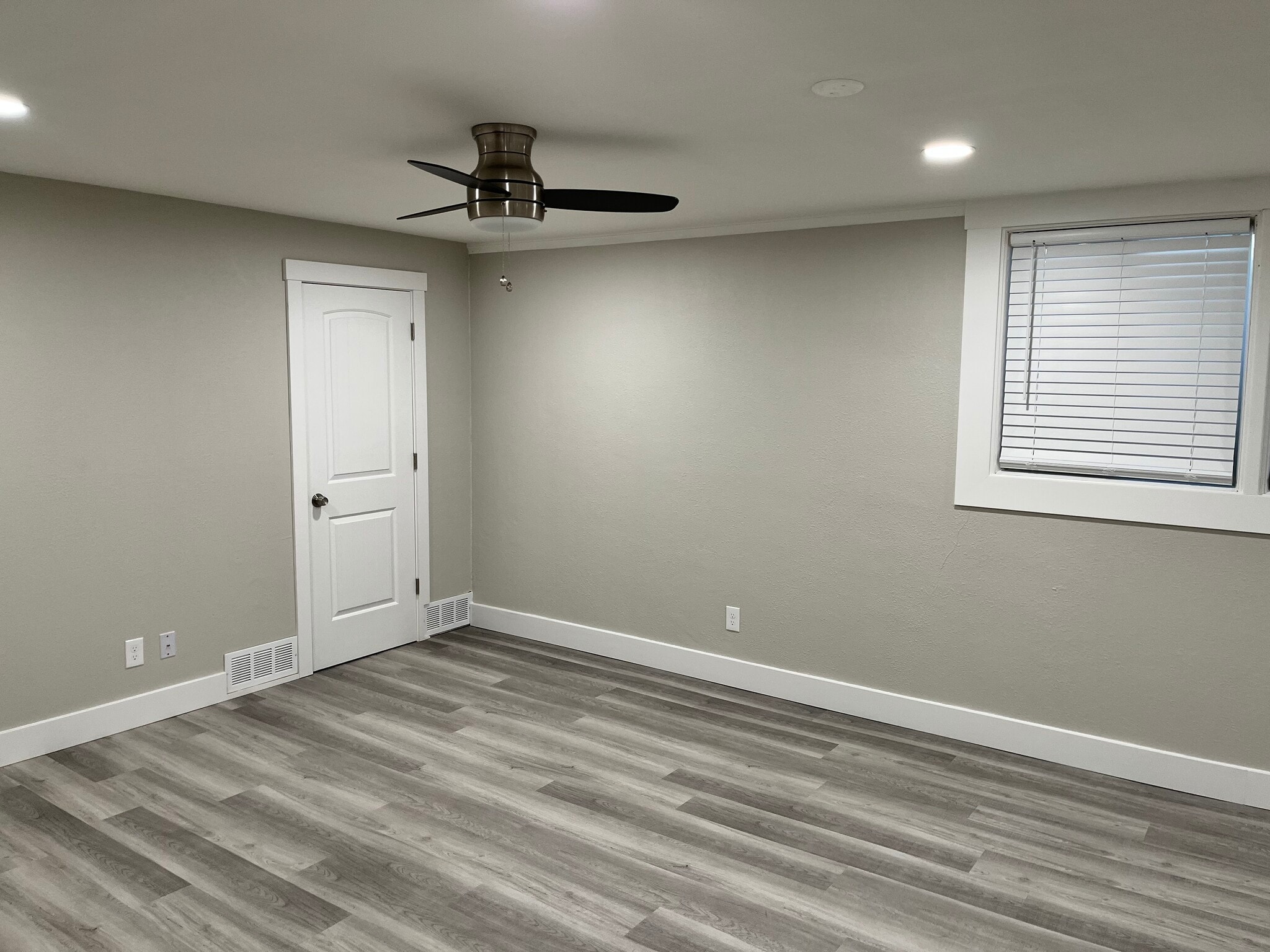 Building Photo - 1402 S Broadway Ave