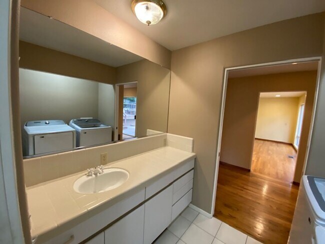 Building Photo - 835 17 Mile Dr
