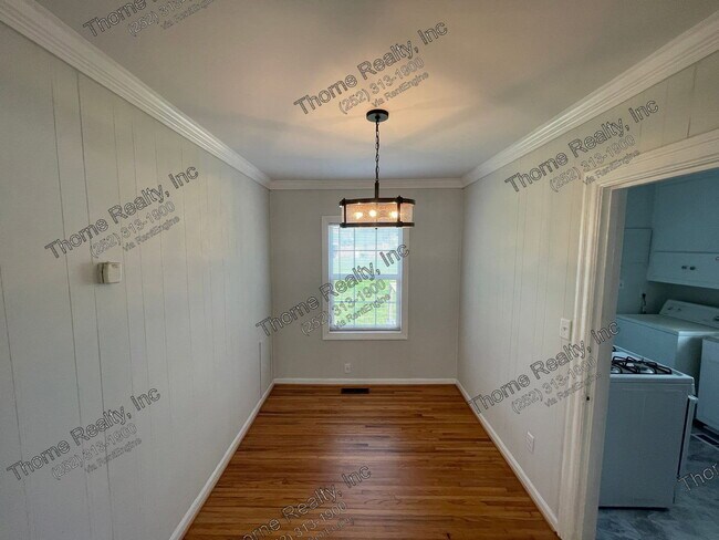 Building Photo - 2233 Oak Dr