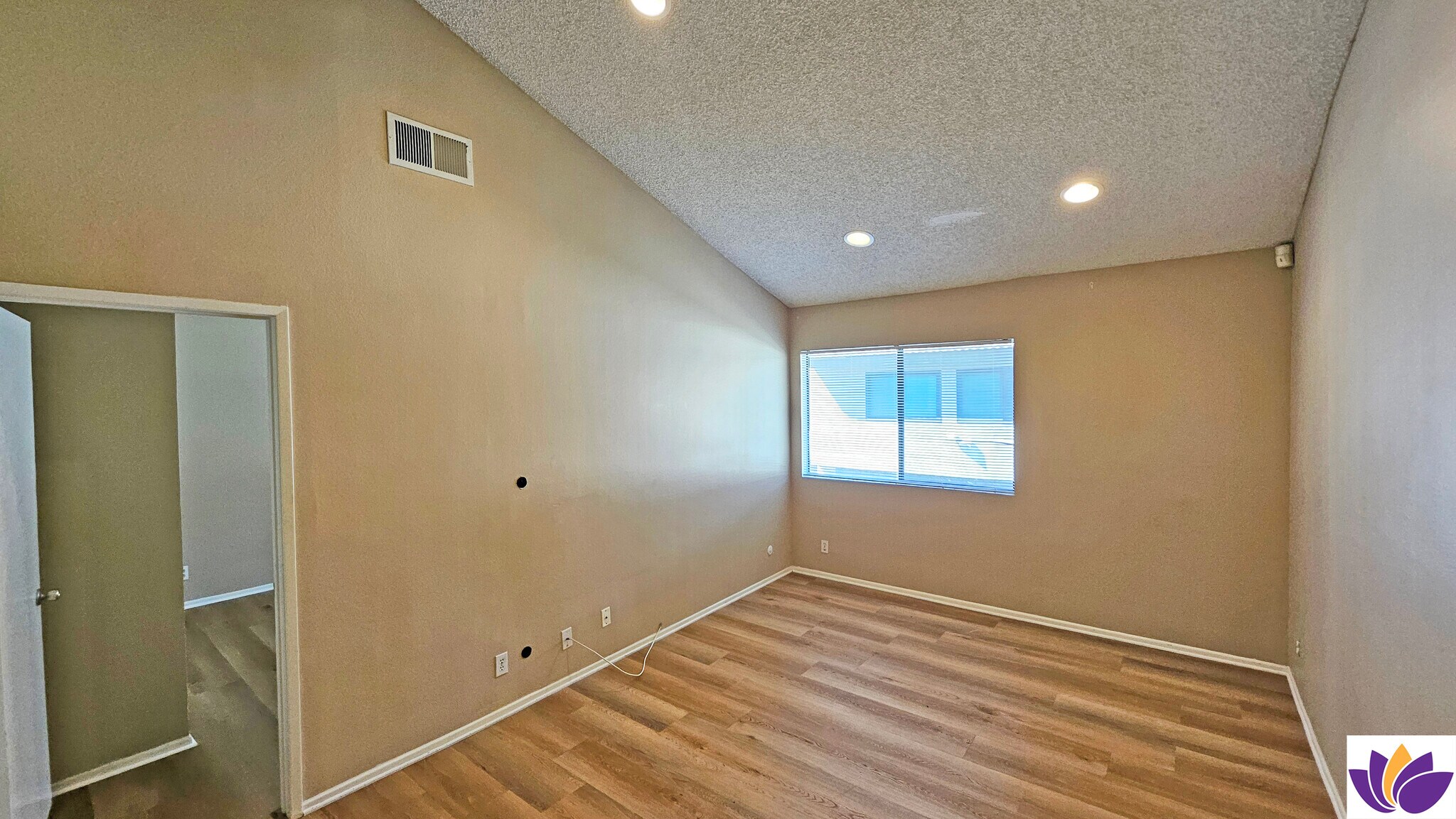 Building Photo - 5800 Owensmouth Ave
