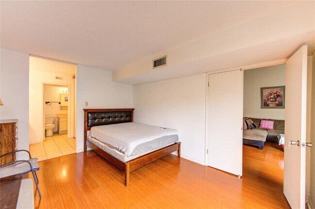 Building Photo - 13020 Leader St