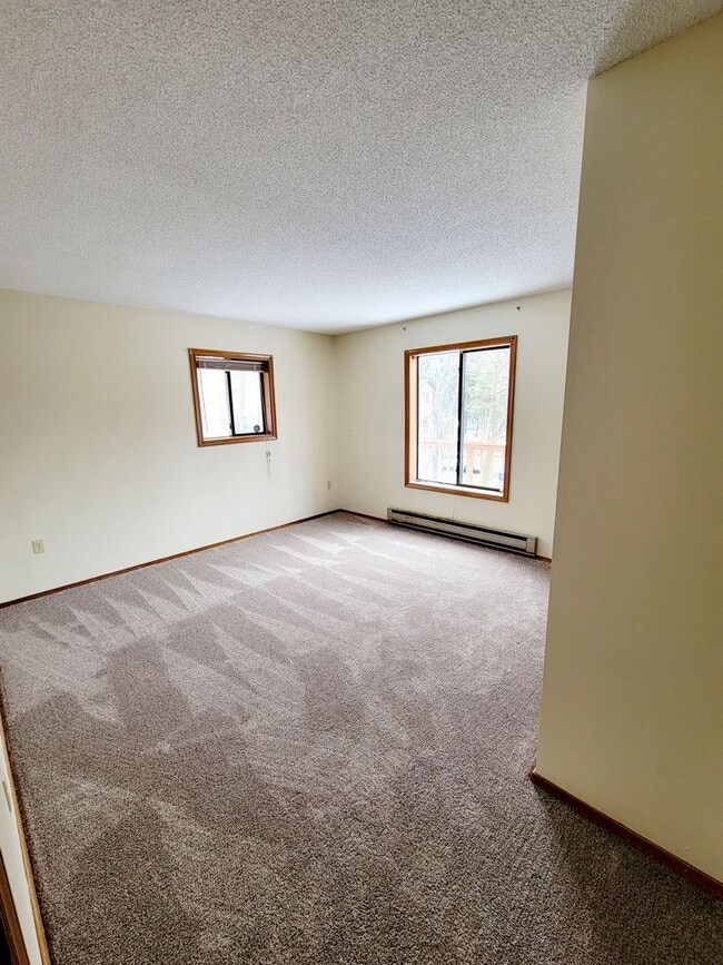 Building Photo - Amazing 4 bedroom with 2 kitchens and Livi...