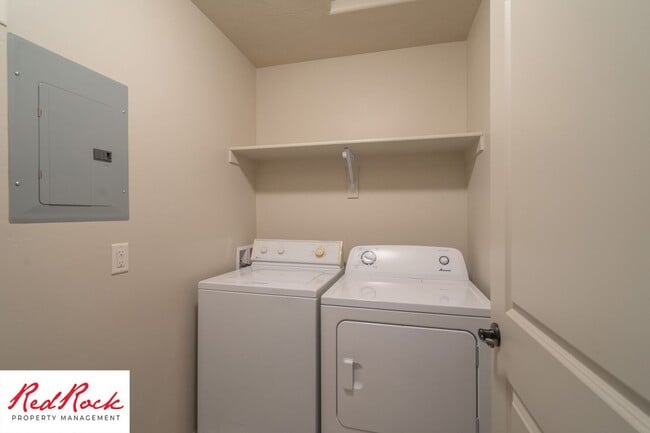 Building Photo - Lovely townhome with Community Pool!
