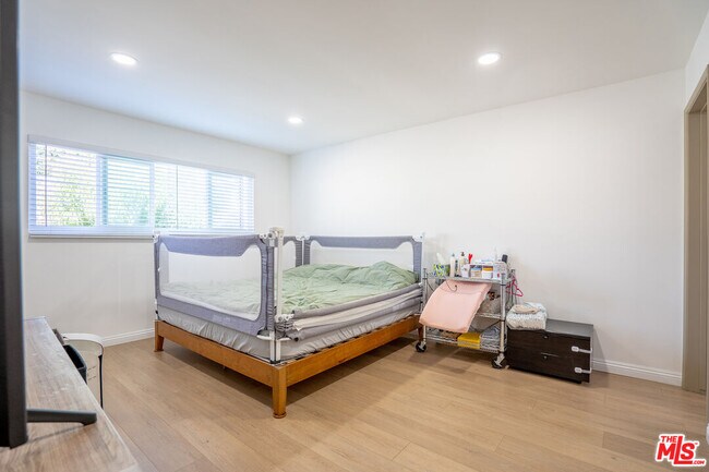 Building Photo - 5533 N Charlotte Ave