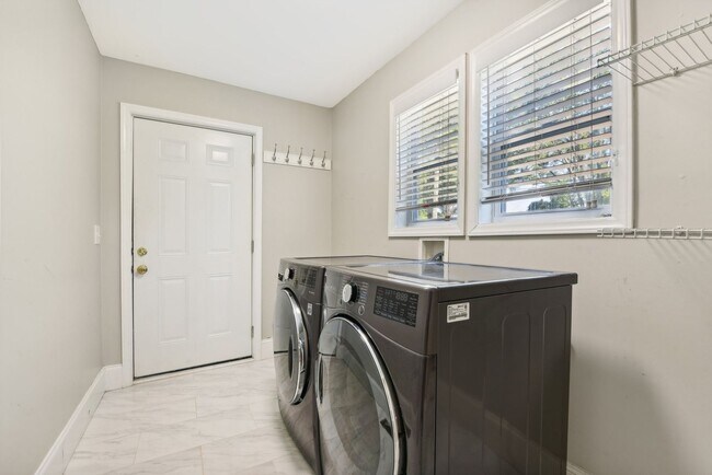 Building Photo - Charming 3BR House in Charlotte
