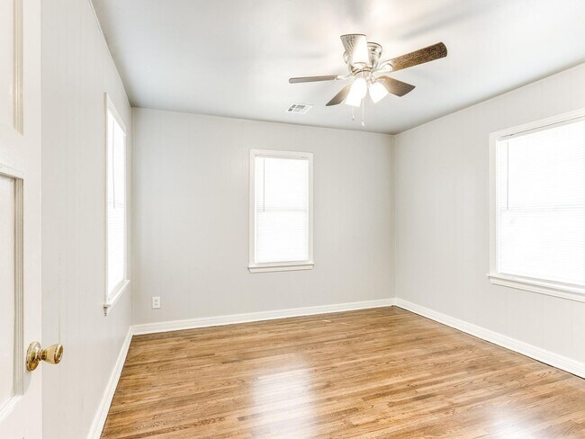 Building Photo - Charming 2 bed 1 bath home with many updates!