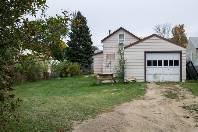 Building Photo - 3 Bedroom house with Garage!