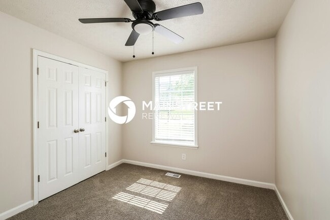 Building Photo - 3 Bedroom Pet-Friendly Home in LOUISVILLE,...