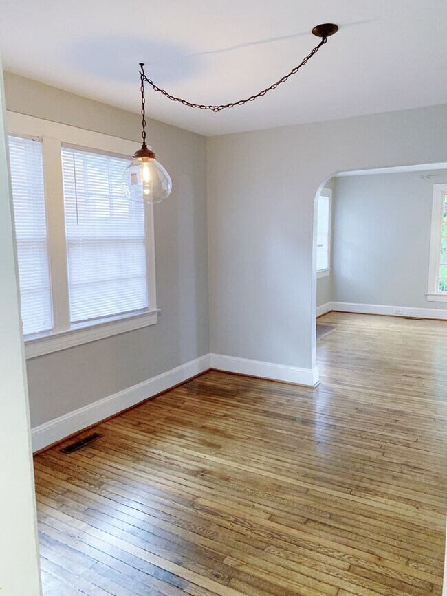 Building Photo - 3 Bedrooms 2 Bathrooms with fenced in back...