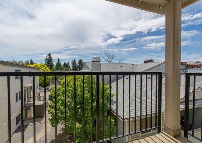 Building Photo - Top Floor Mini Studio, Tangletown-Greenlake