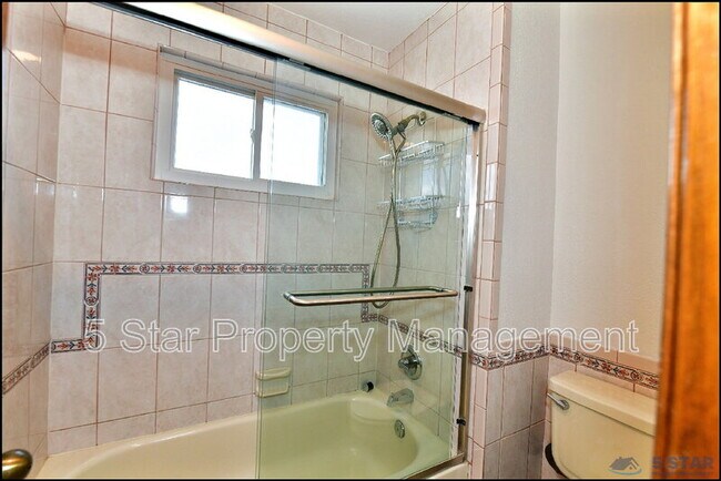 Building Photo - 529 Castlerock Ln