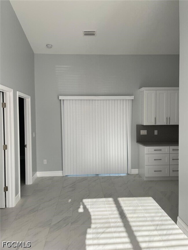 Building Photo - 132 SW 9th Ave