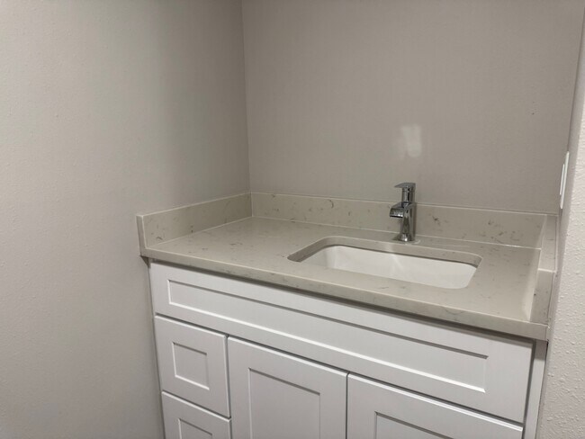 Building Photo - 400 W Texas Ave