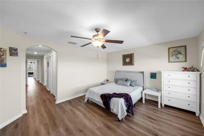 Building Photo - 736 Royal Empress Dr