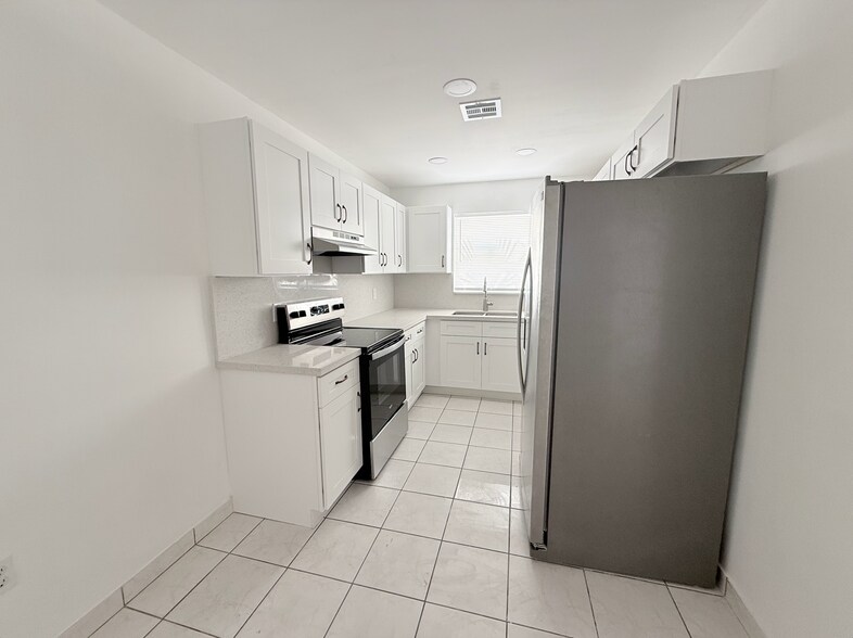Building Photo - 2647 SW 28th Ct