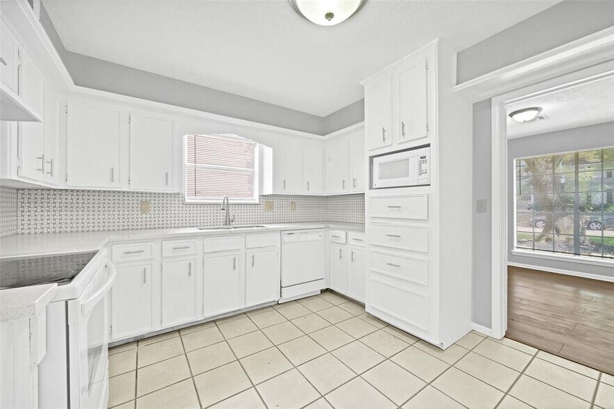 Spacious kitchen with abundance of storage cabinet space - 5703 Green Timbers Dr