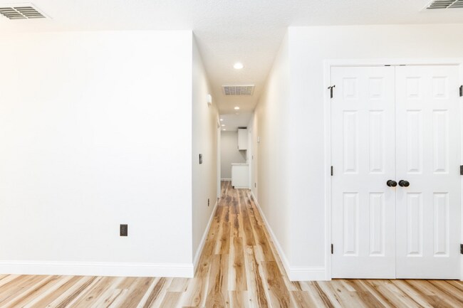 Building Photo - 124 Chisum Dr