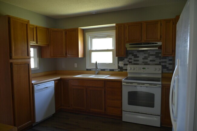 Building Photo - 714 E Nance Dr