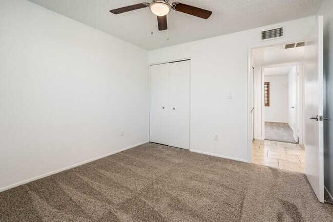 Building Photo - 3/2 sfh 2 car garage, huge yard 35th Ave &...