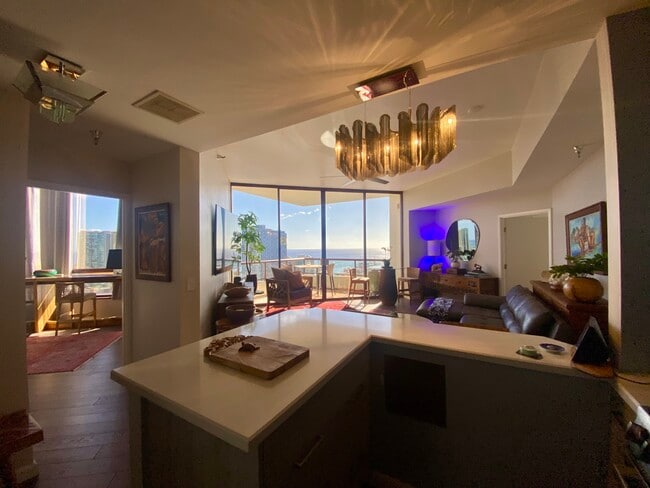 Building Photo - 725 Kapiolani Blvd