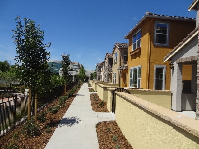Building Photo - 2121 Pasqual Dr