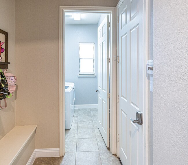 Building Photo - 6828 San Fernando