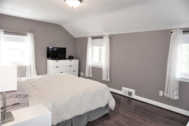 Master Bedroom - 215 Crestmoor Cir