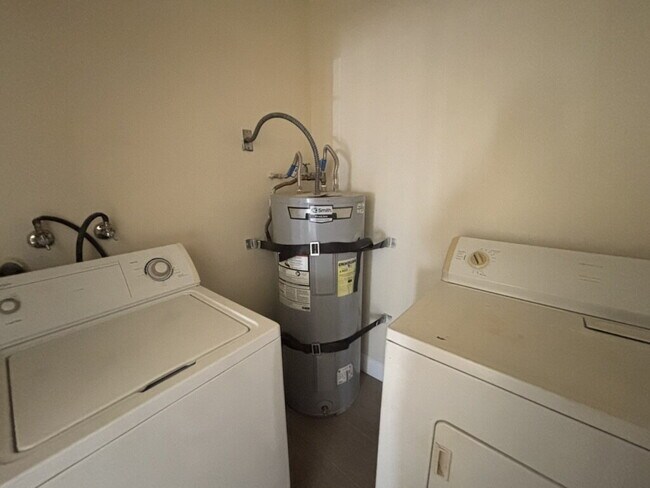 Building Photo - Downstairs 2BR/1BA—recently updated with n...