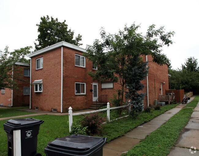 Building Photo - 633 E 5th St