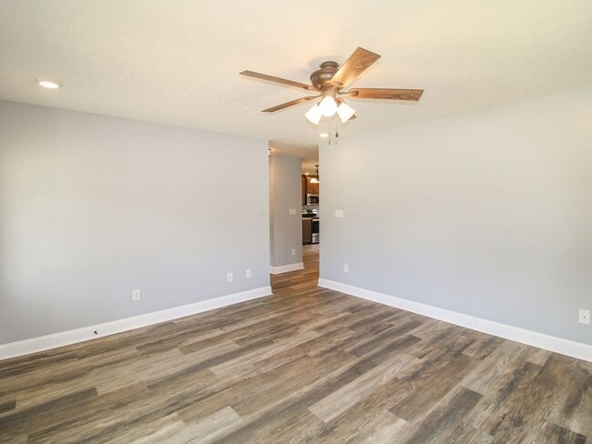 Building Photo - FREE RENT! Great Location close to Athens! MOVE IN Ready!