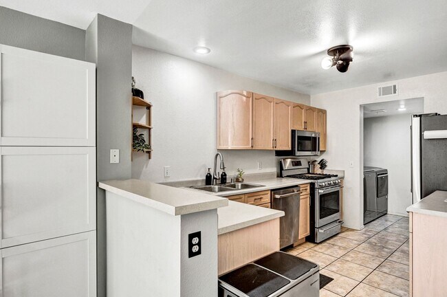 Building Photo - 2 Bedroom Condo w/ Patio & 1 Car Attached ...