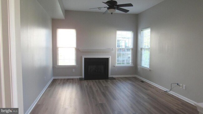 Building Photo - 1045 Fallbrook Ln