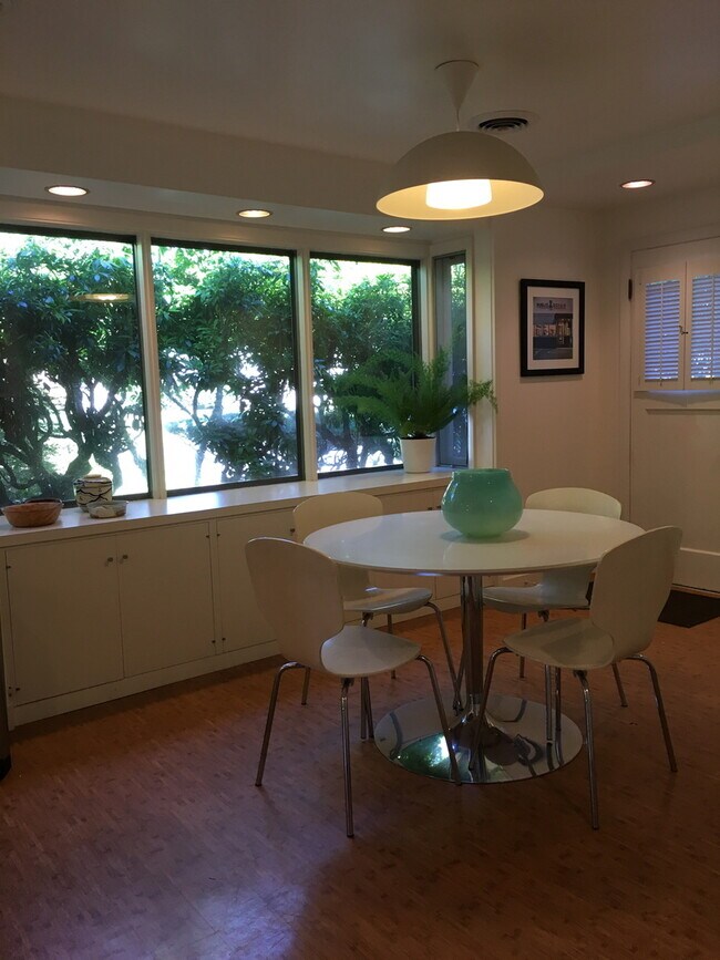 Building Photo - Lovely Mid Century Ranch in sought after West Slope neighborhood!