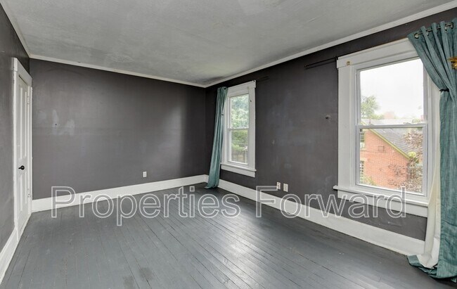 Building Photo - 673 E Sycamore St