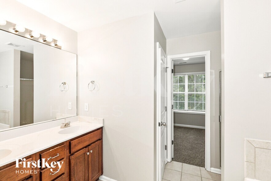 Building Photo - 1009 Serene Lake Dr