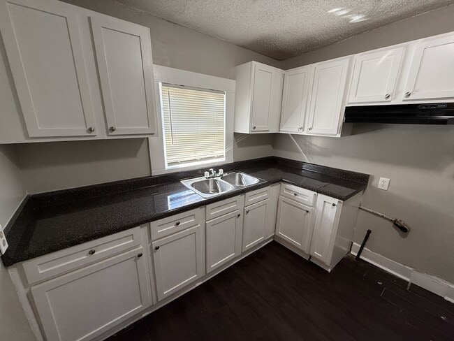 Building Photo - 728 N Holmes St