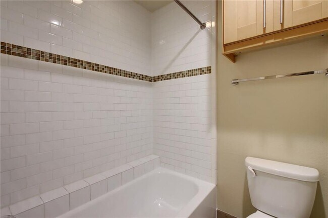 Building Photo - 7685 Northcross Dr