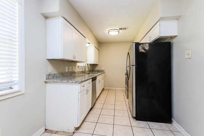 Building Photo - 807 Sulphur St