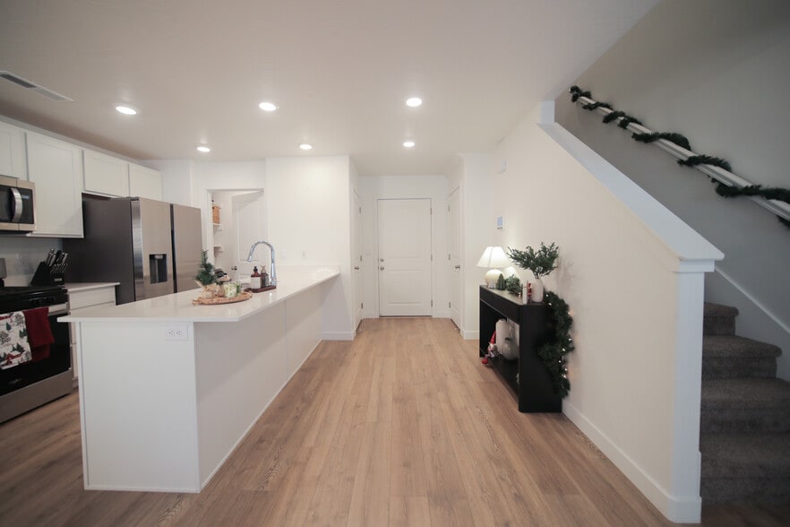 Building Photo - 1737 S Devils Garden Ln