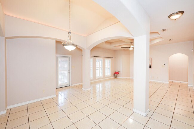 Building Photo - 402 Cayman Ct