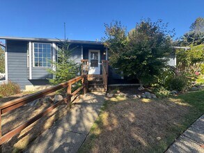 Building Photo - $500 Move In Discount! | 3 Bedroom 2 Bath ...