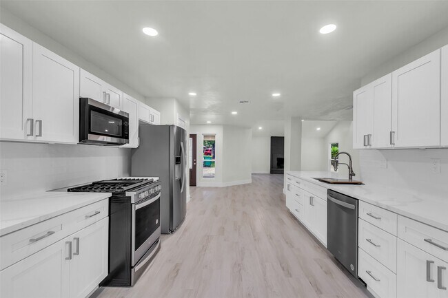 Building Photo - 1602 Pine Oak Dr