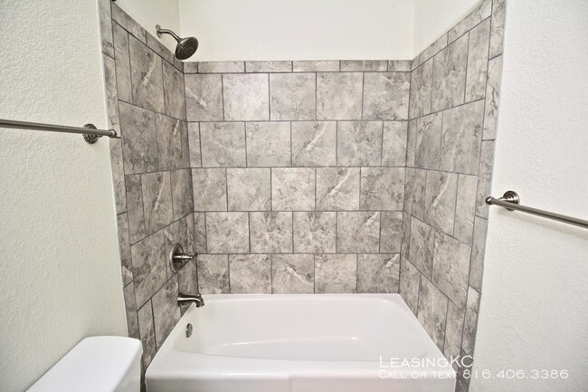 Building Photo - Devereaux