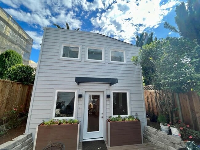 Building Photo - Recently Constructed, Fully Detached, Garden Unit, Utilities Included**