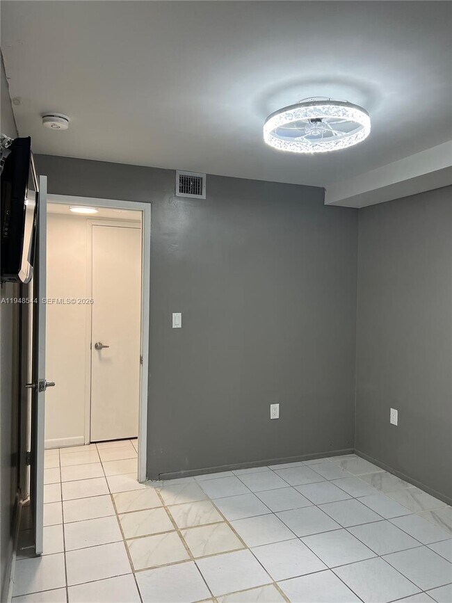 Building Photo - 1710 NE 191st St