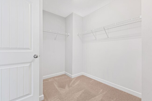 Building Photo - Bright & Spacious End-Unit Townhome in Flo...