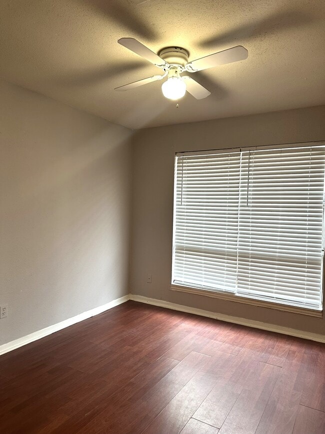 Building Photo - 926 Summers Dr