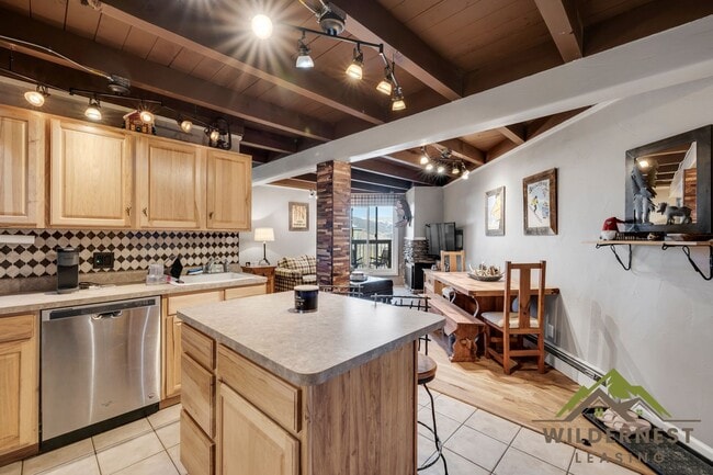 Building Photo - Treehouse Condo - 2 Bedroom/2 Bath Inviting Condo w/All Utilities On Bus Route