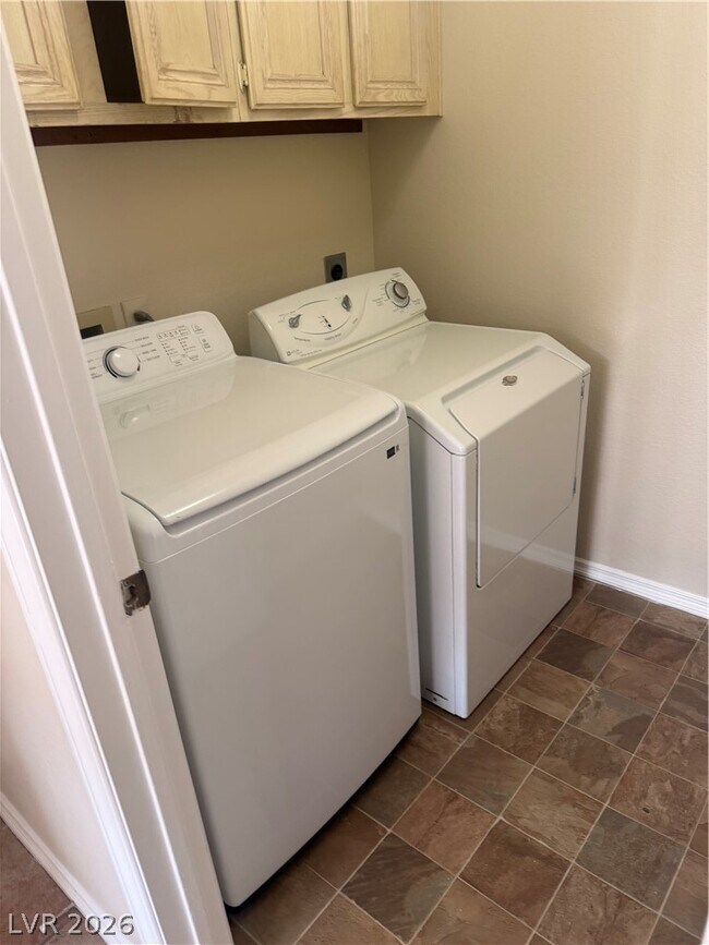 Building Photo - 3308 Royal Glen Ct