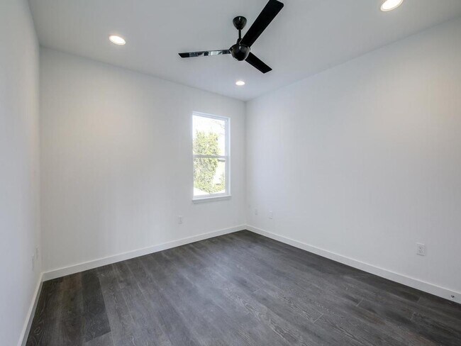 Building Photo - 5600 William Holland Ave